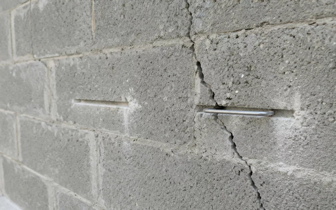 Utiliser des agrafes pour une fissure sur un mur en parpaing : méthode, limites et quand appeler un expert