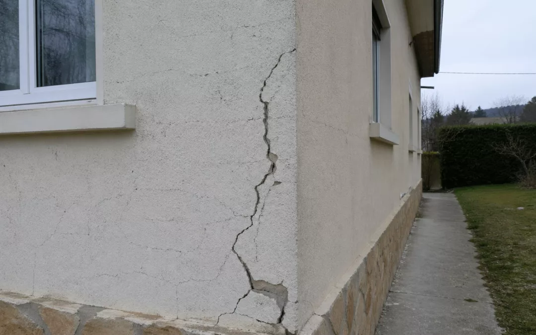 Fissure maison : comprendre, diagnostiquer et agir avant qu&rsquo;il ne soit trop tard