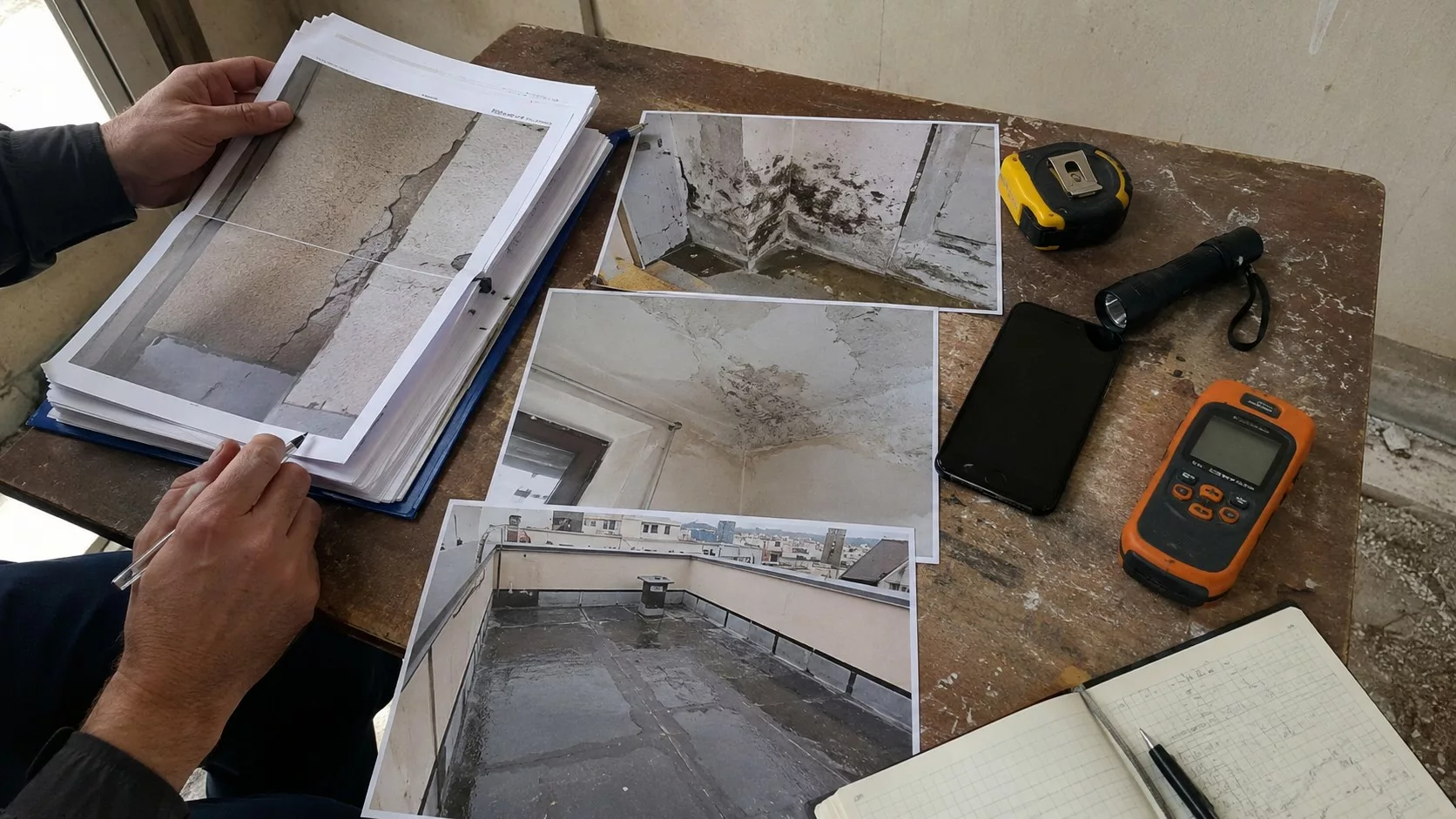 Dossier d'inspection Score Expertises avec photos de désordres, constats et outils de mesure pour étayer un sinistre décennal