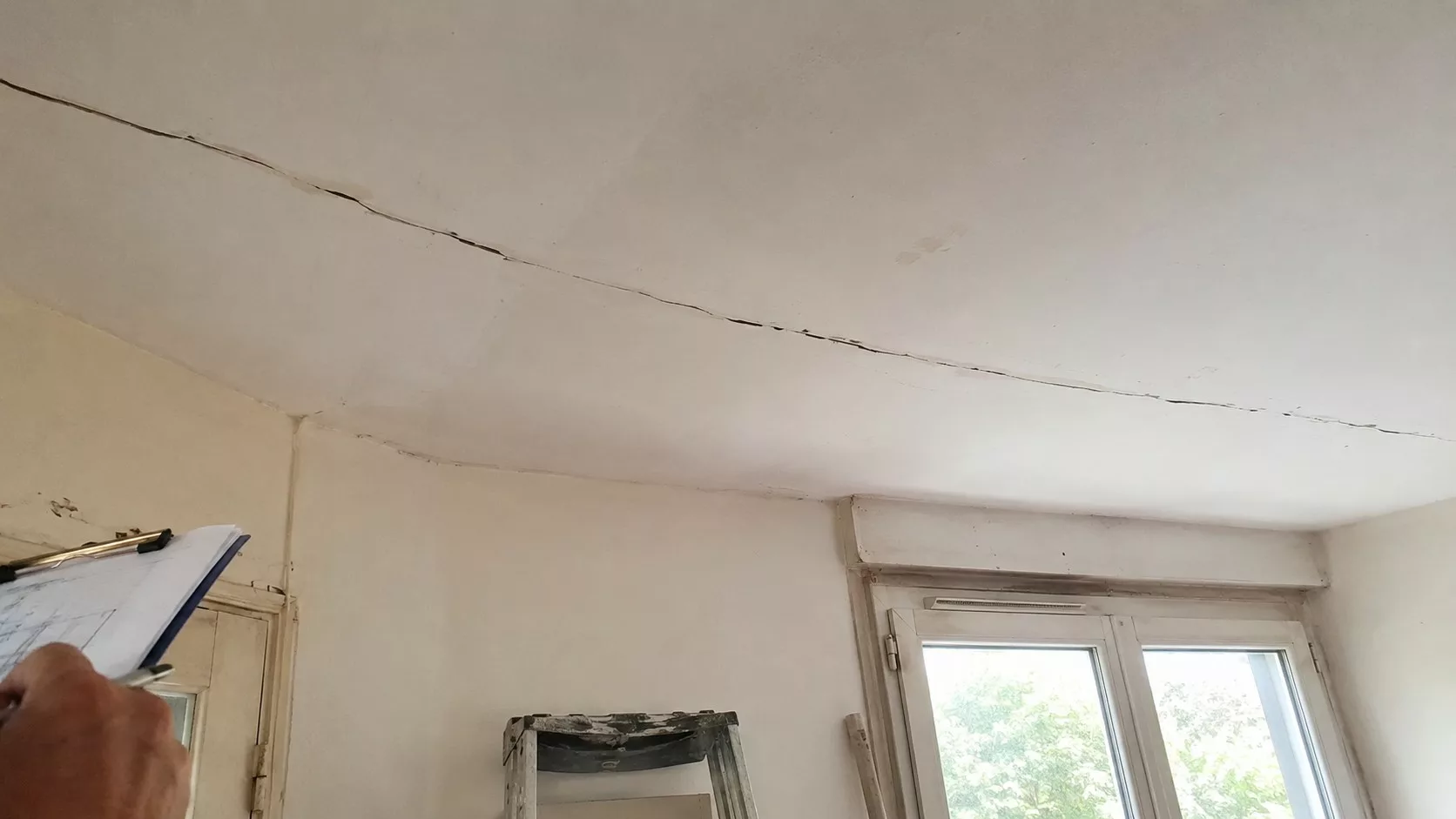 Fissure visible sur un plafond en placo lors d’une inspection intérieure pour dossier d’assurance et demande d’indemnisation.