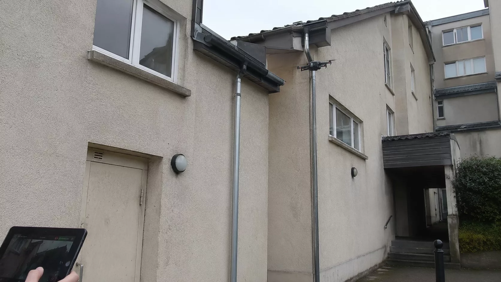 Inspection bâtiment par drone d’une toiture, façade et canalisations EU EP sur immeuble résidentiel avec contrôle visuel des gouttières et évacuations.