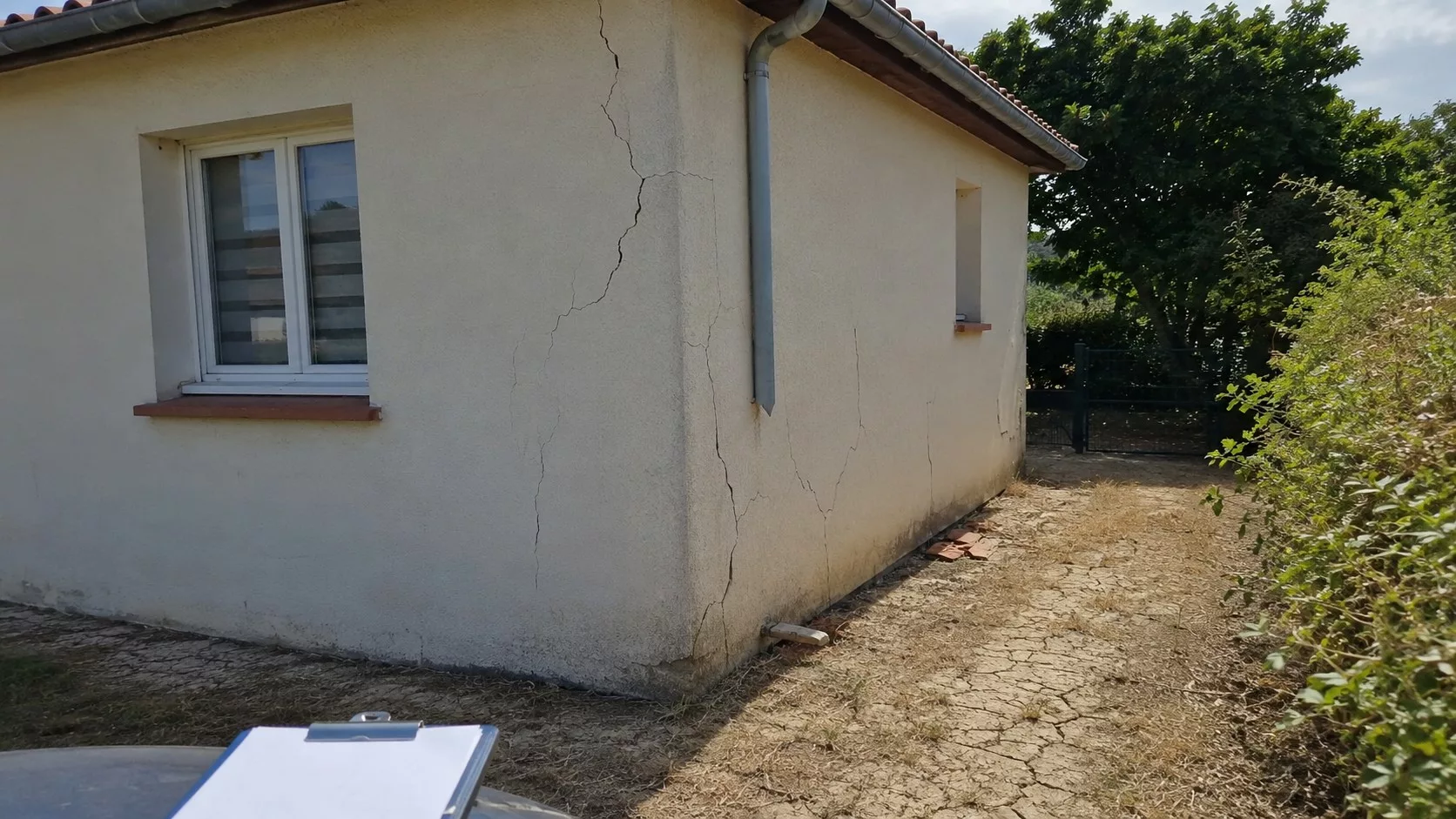Assurance habitation RGA 2026 maison fissurée avec sol argileux sec inspection sinistre sécheresse nouvelle carte RGA format 16/9 27 juin 2026