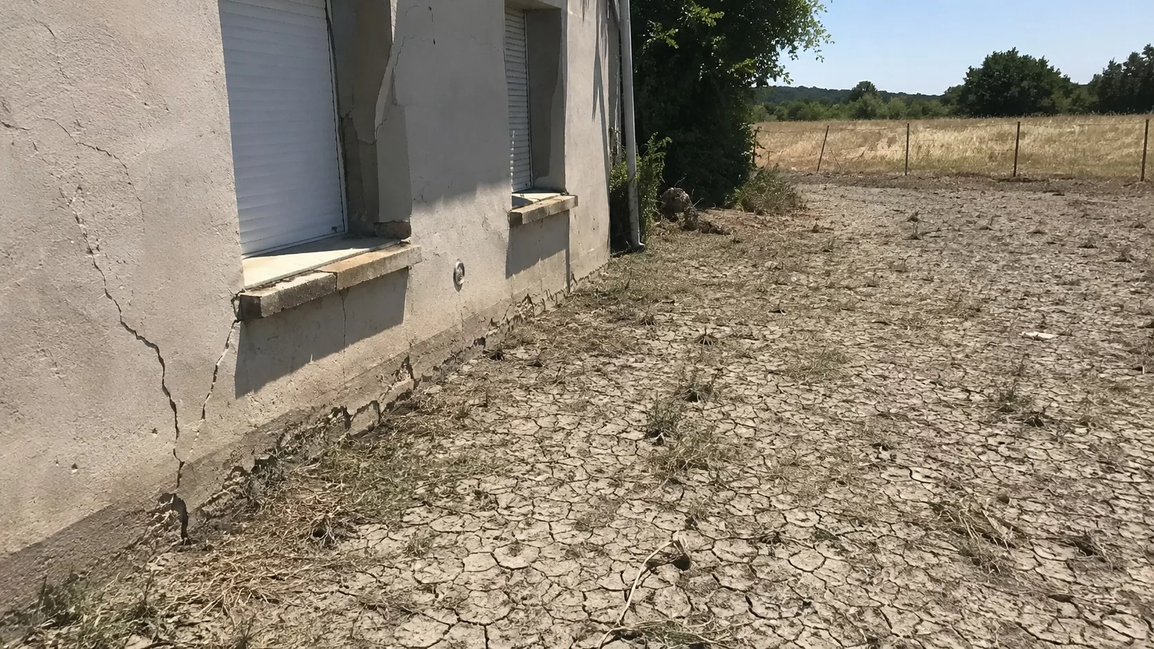 Maison fissurée sur sol argileux après un refus d'indemnisation sécheresse au titre de la catastrophe naturelle