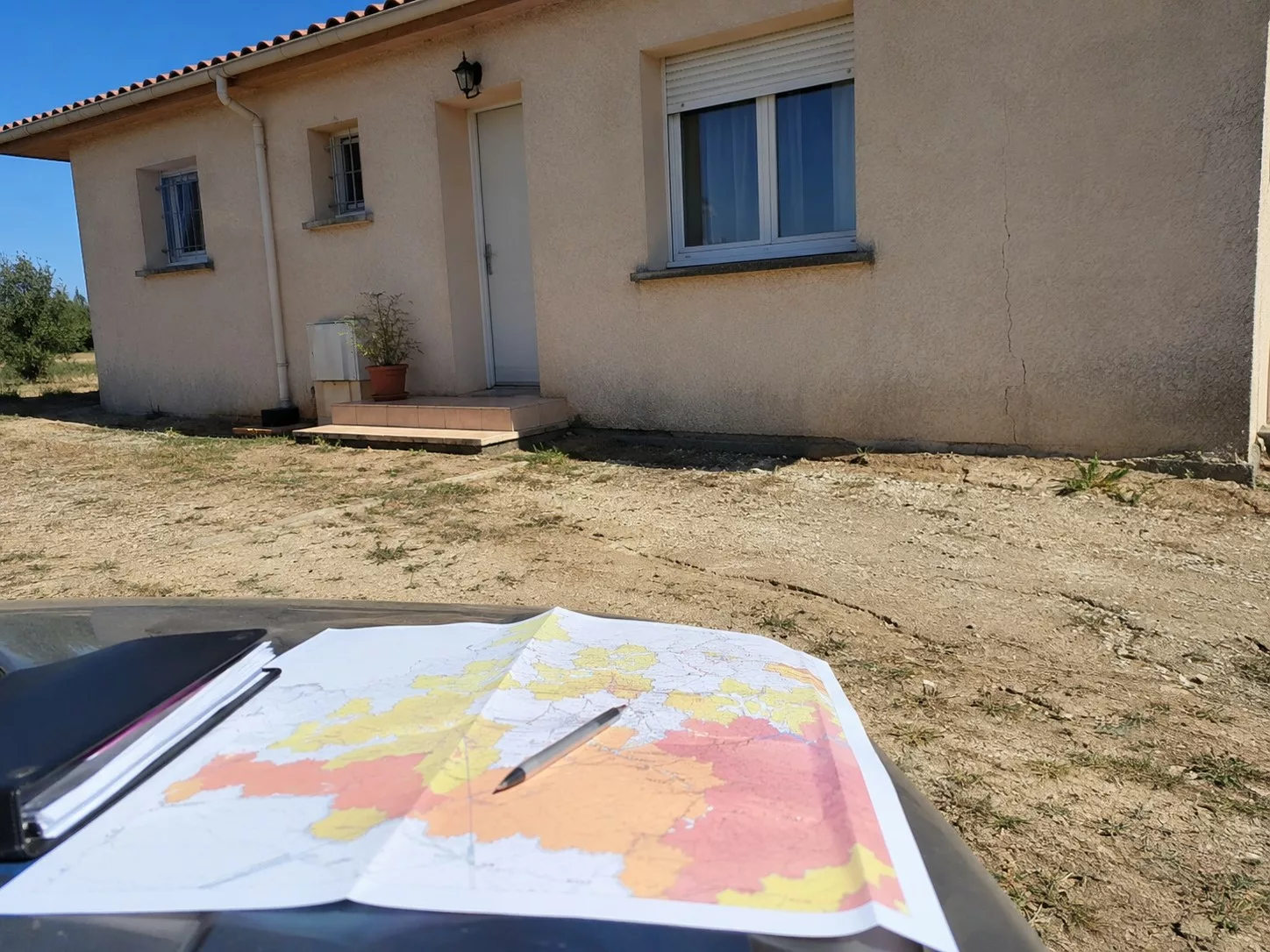 Maison en zone à risque RGA 2026 sur sol argileux sec, inspection de fissures de façade après sécheresse dans le Val-de-Marne