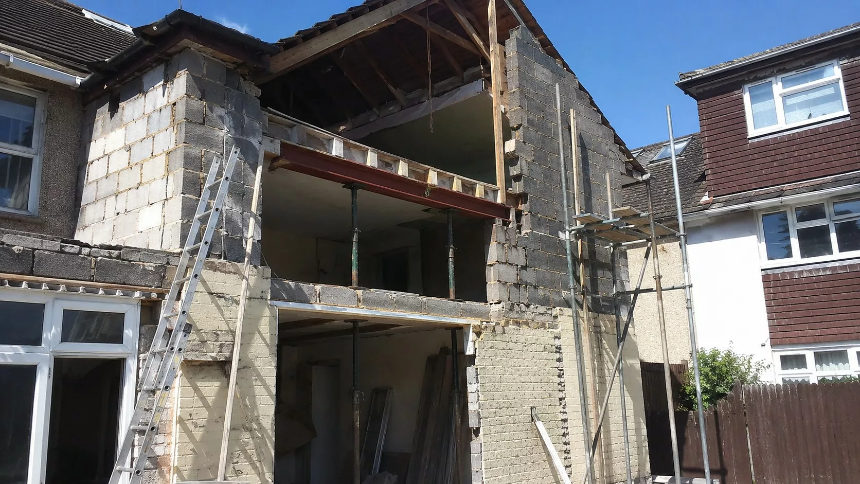 surélévation maison structure porteuse murs en parpaings poutre métallique étaiement échafaudage rénovation gros œuvre façade ouverte 27 juin 2026 format 16/9