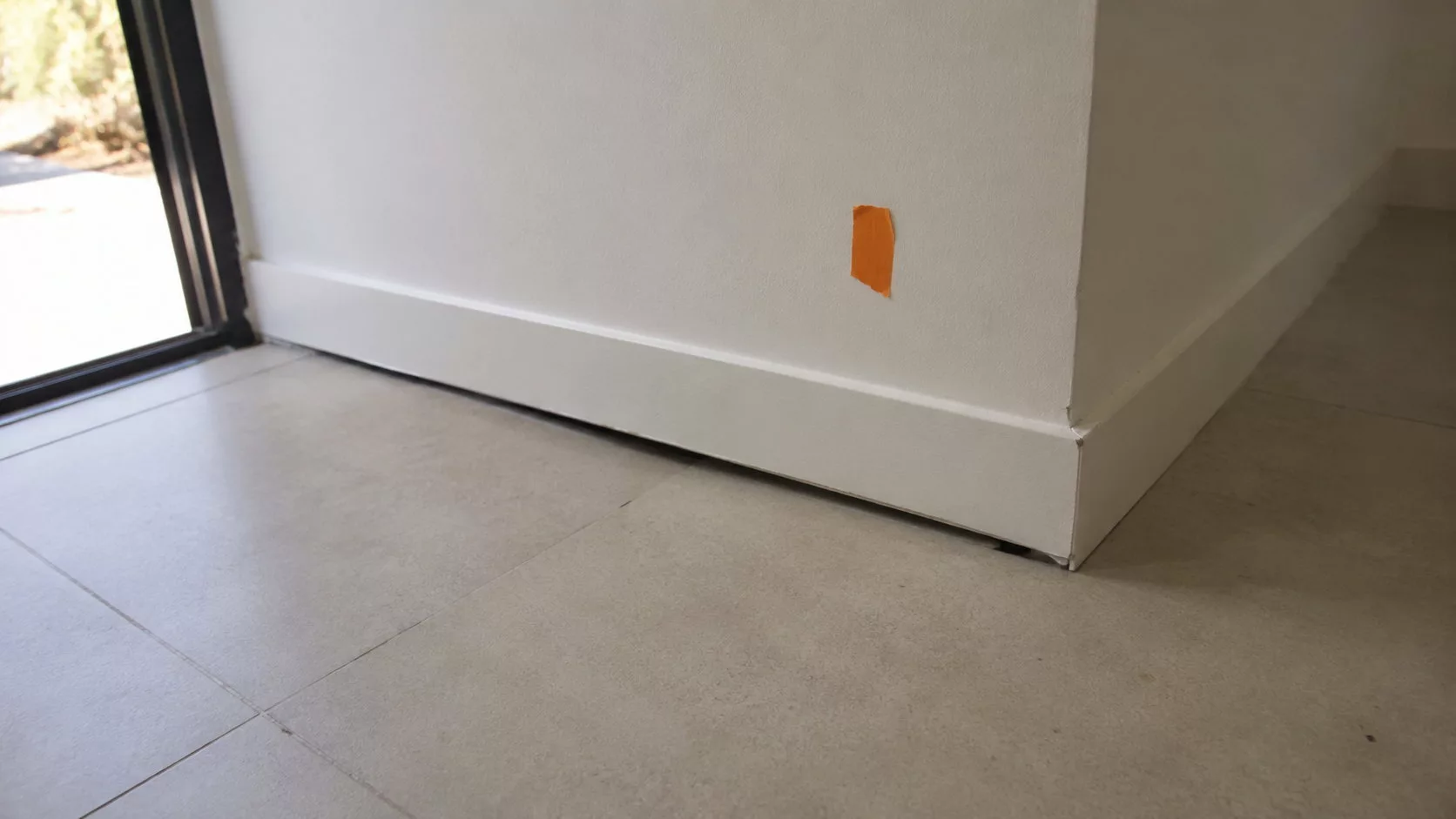 Repérage d'une réserve par ruban adhésif dans un logement neuf lors de la livraison VEFA