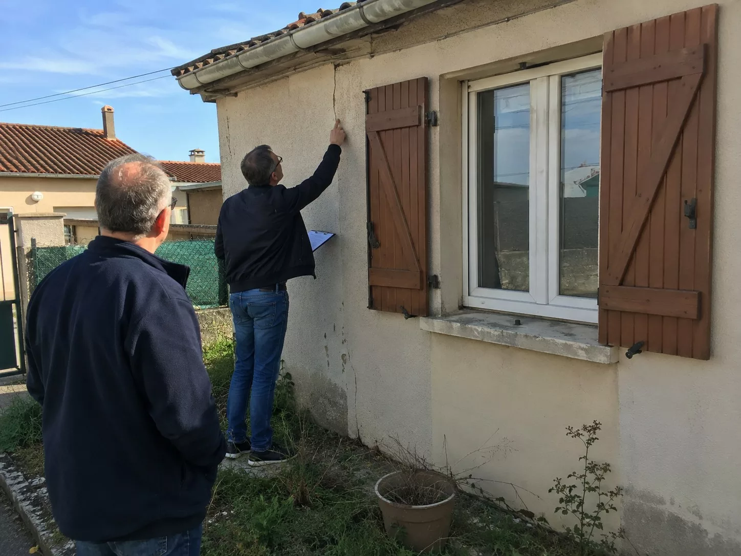 Expert bâtiment Score Expertises inspectant une fissure de façade avec un acquéreur lors d'une expertise avant achat en Île-de-France